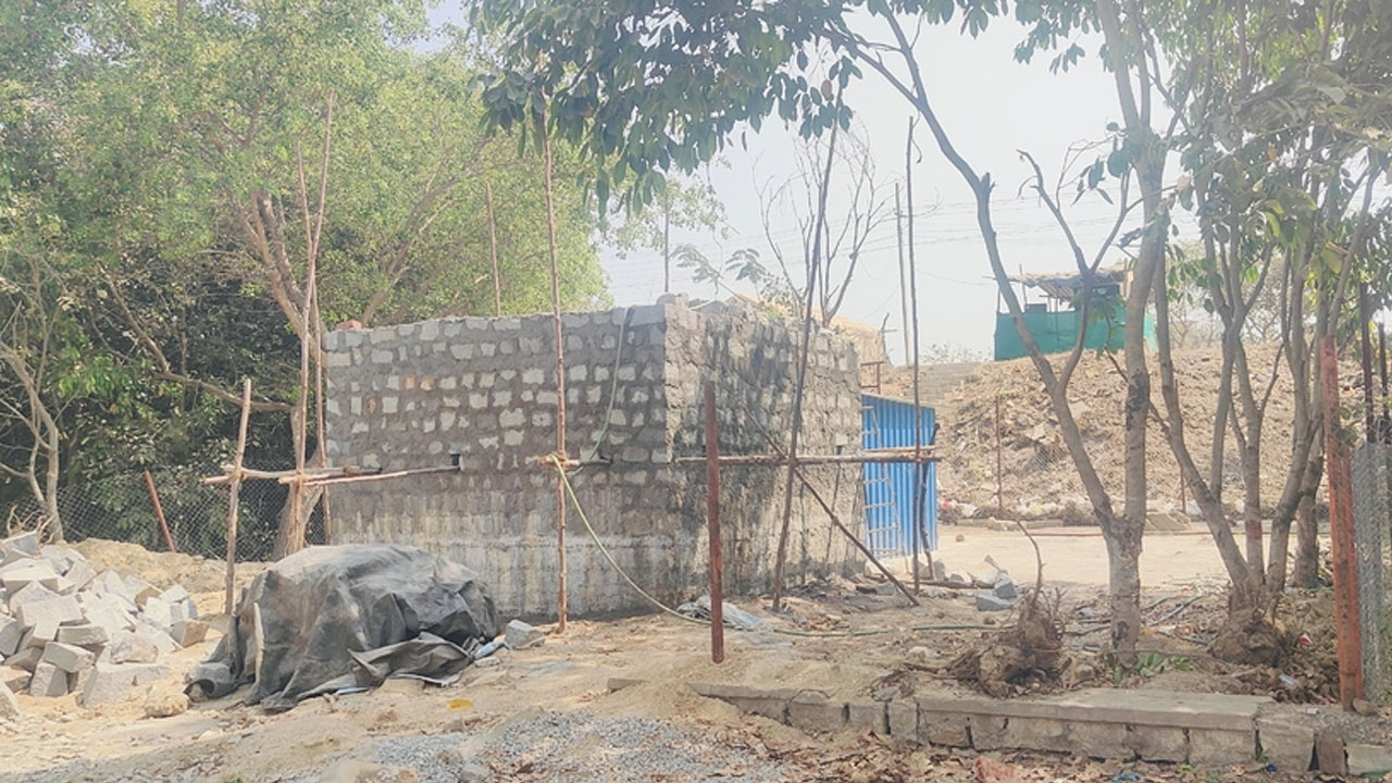 Kompally | కొంపల్లిలో పార్కు స్థలం ఆక్రమణ.. ఆలయం పేరుతో వెయ్యి గజాలు మాయం