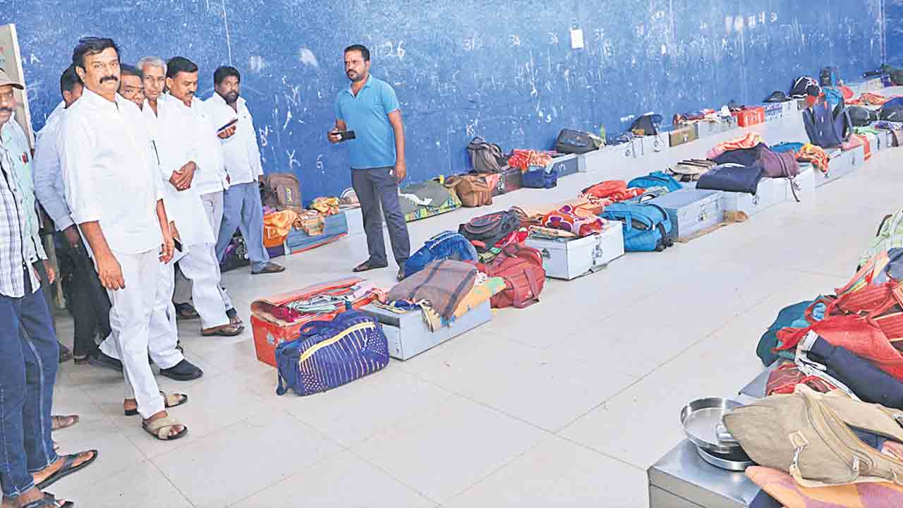 పేద విద్యార్థులను విస్మరించిన కాంగ్రెస్
