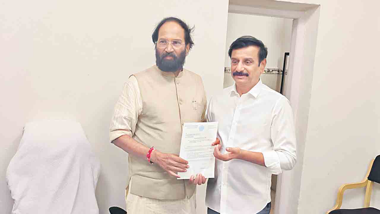 నీళ్లిచ్చి పంటలను కాపాడాలి