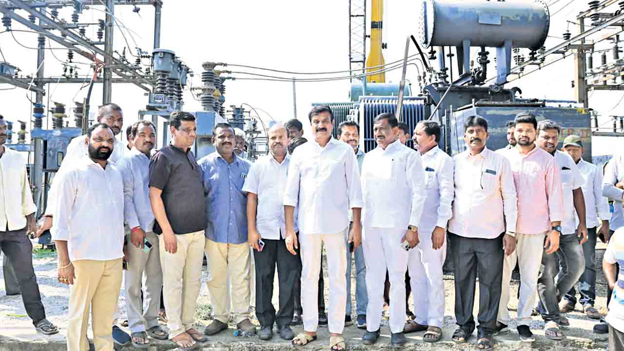 ప్రభుత్వం కాలువలు నిర్మించడం లేదు