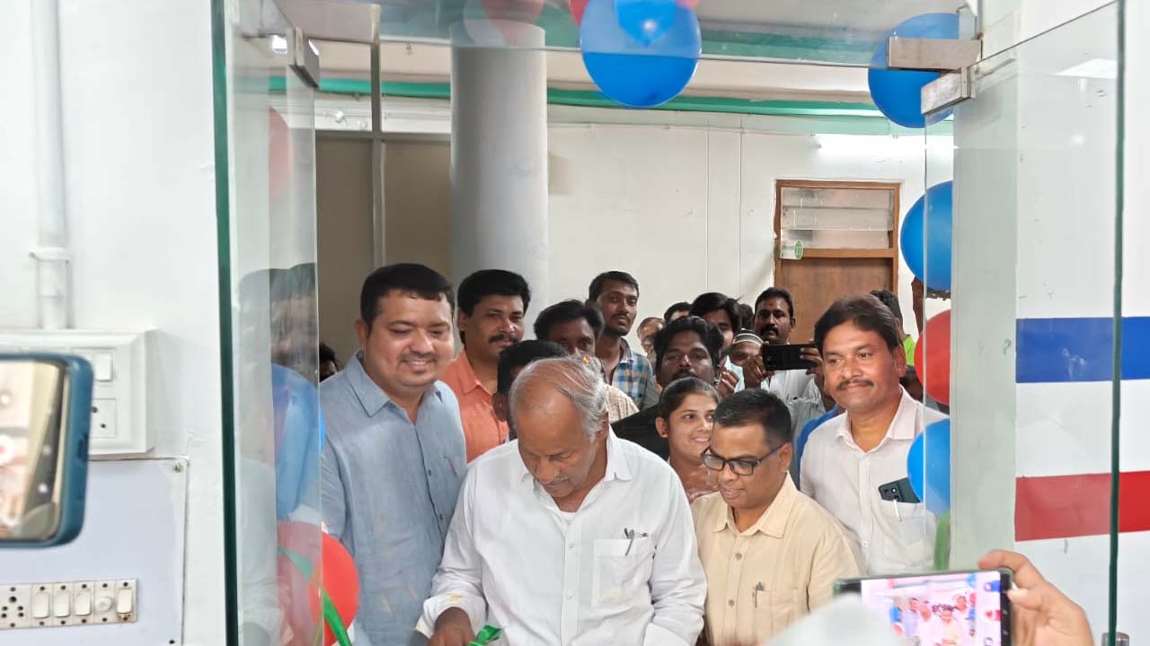 Dialysis Units | కొత్తగూడెం ప్రభుత్వ ఆసుపత్రిలో డయాలసిస్‌ యూనిట్లు ప్రారంభించిన కూనంనేని