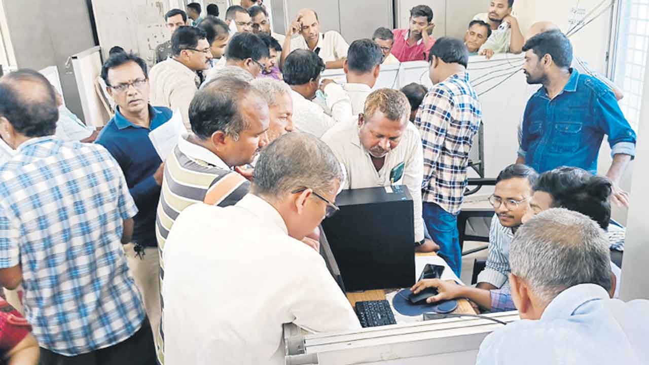 లక్షల విలువైన ప్లాట్లకు కోట్లలో ఫీజులా?