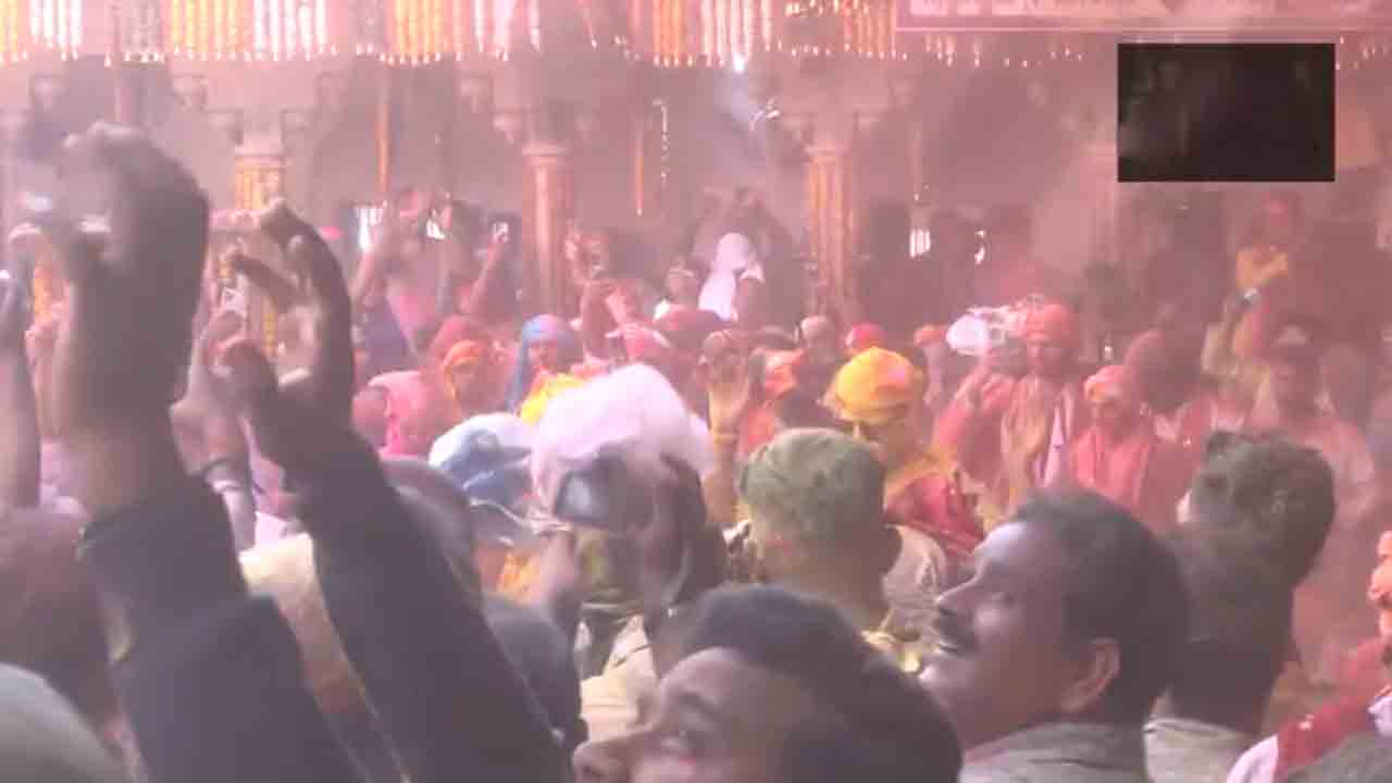 Laddu Mar Holi | లాడ్లీజీ మహరాజ్‌ ఆలయంలో ఘనంగా హోలి సంబురాలు.. Video