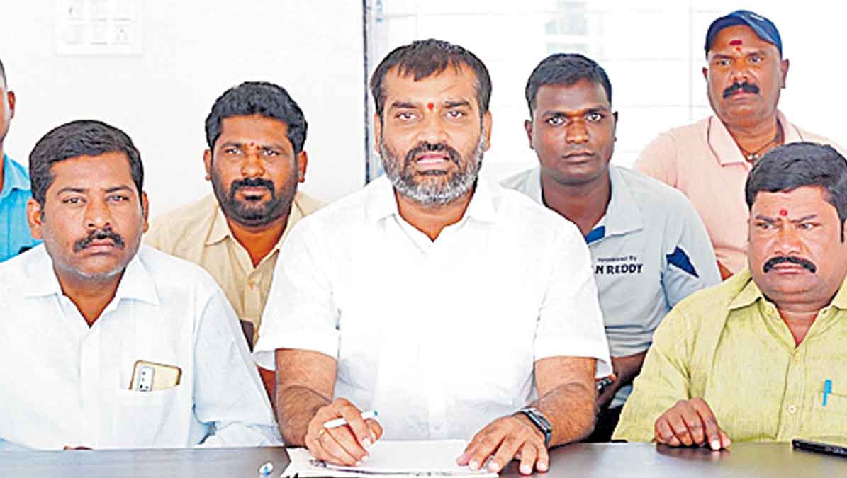 అందాల పోటీలకు పైసలున్నయ్‌.. పెండింగ్‌ బిల్లులకు లేవా?