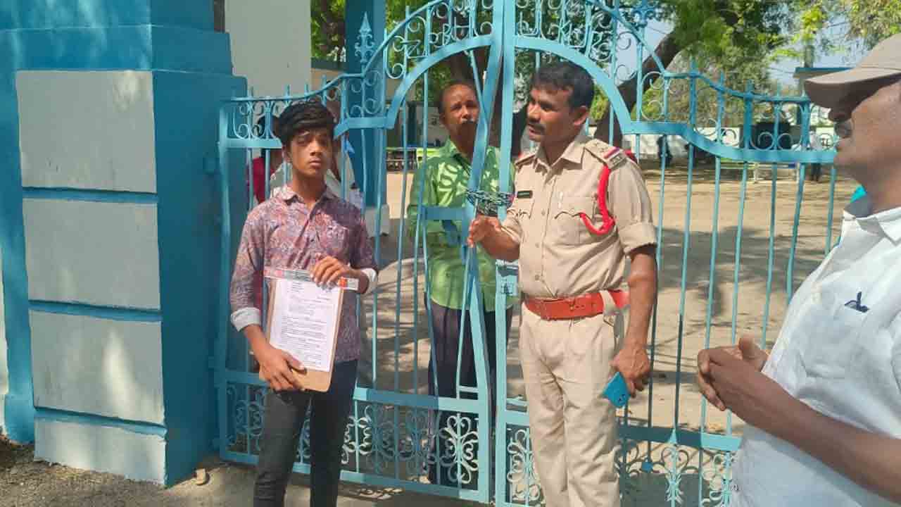 పది పరీక్షకు 20 నిమిషాలు ఆలస్యంగా.. అనుమతించని అధికారులు