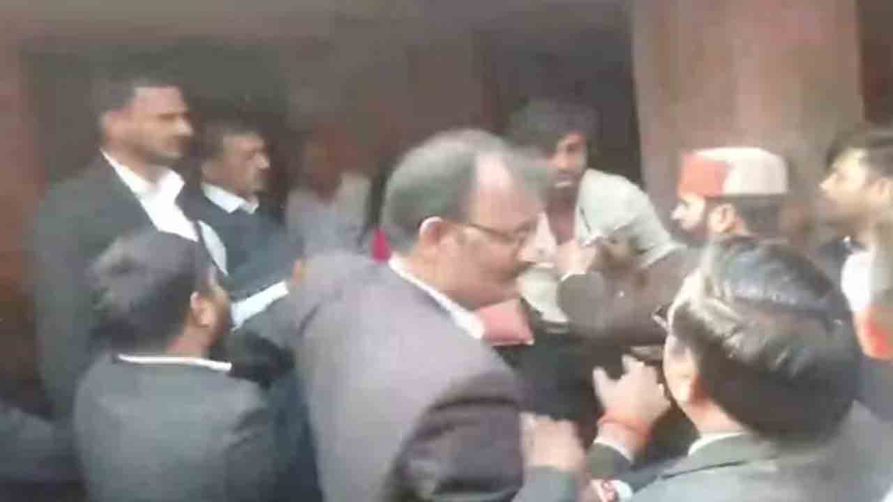 Lawyers thrash Muslim man | పెళ్లి కోసం హిందూ యువతితో కోర్టుకు వచ్చిన ముస్లిం వ్యక్తి..   లాయర్లు దాడి