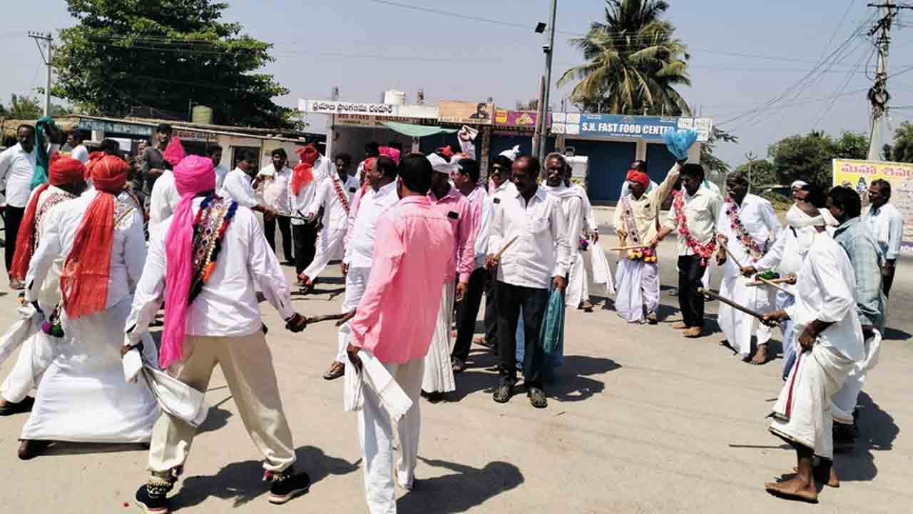 Holi celebrations | కరేగామ్‌ తండాలో హోలీ సంబురాలు.. అలరించిన లేంగీ నృత్యం