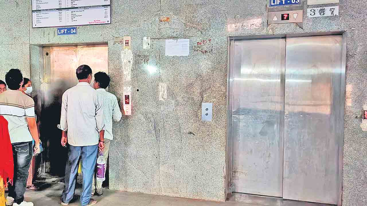 Gandhi Hospital | గాంధీలో ఆగిపోయిన లిఫ్టు