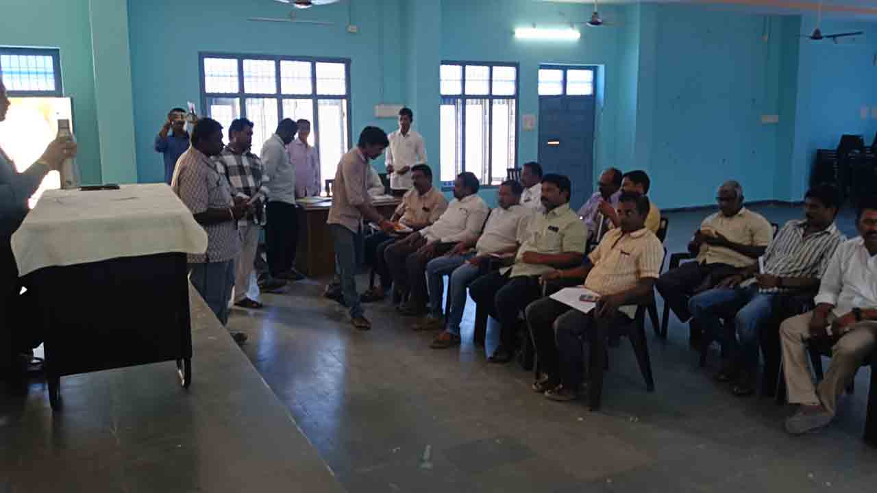 Live stock Auction | వేలం పాటకు ఆసక్తి చూపని కాంట్రాక్టర్లు..  మళ్లీ పశువుల అంగడివేలం వాయిదా