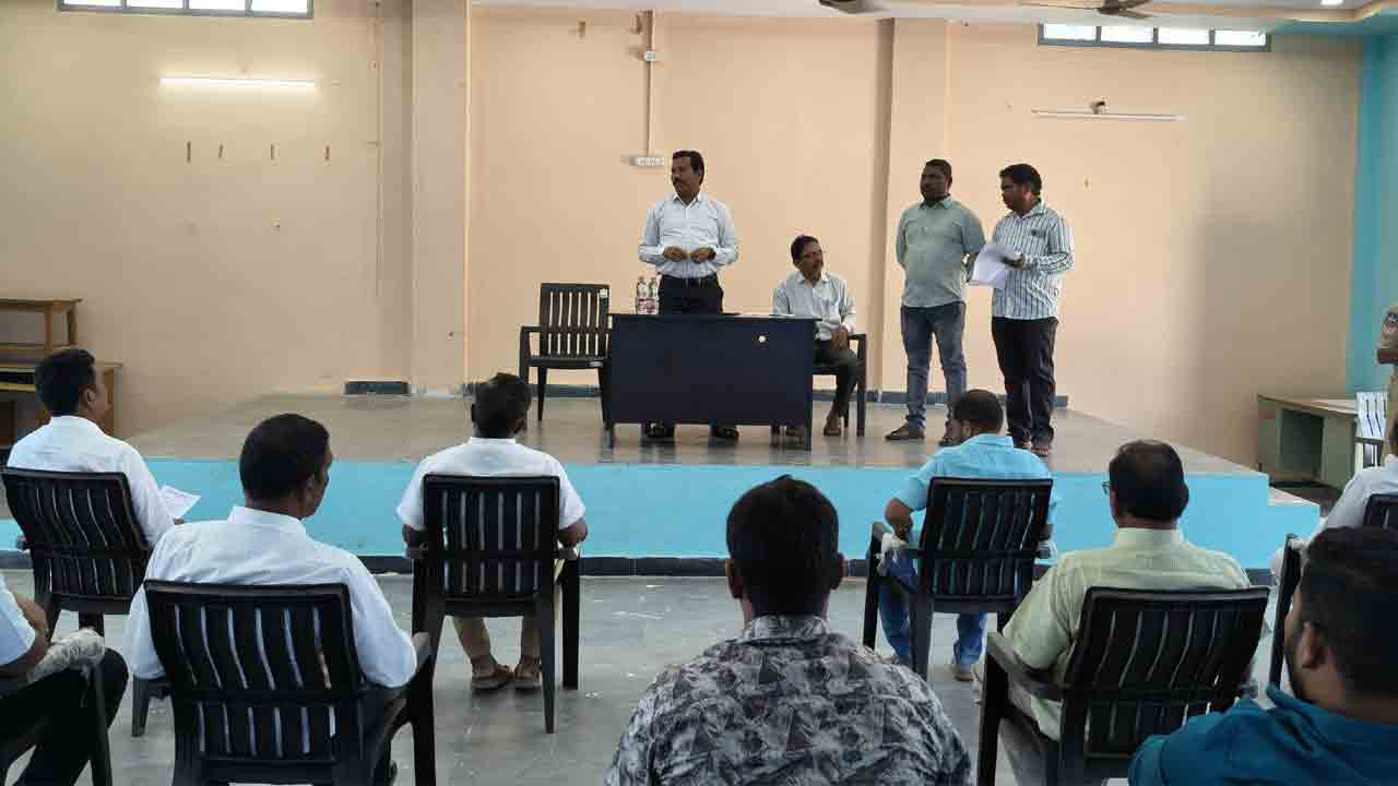 Livestock Market Auction | ఆసక్తి చూపని కాంట్రాక్టర్లు.. పశువుల అంగడి వేలం వాయిదా