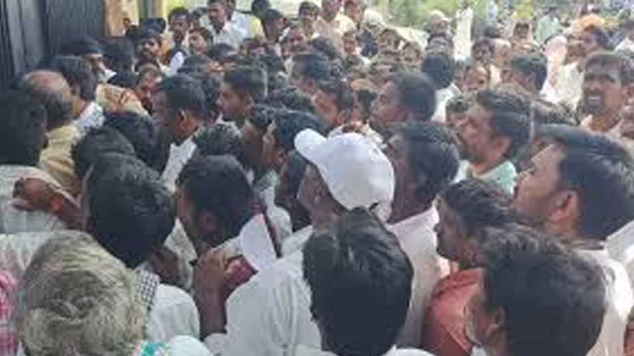 చొప్పదండి ఎమ్మెల్యేకు నిరసన సెగ