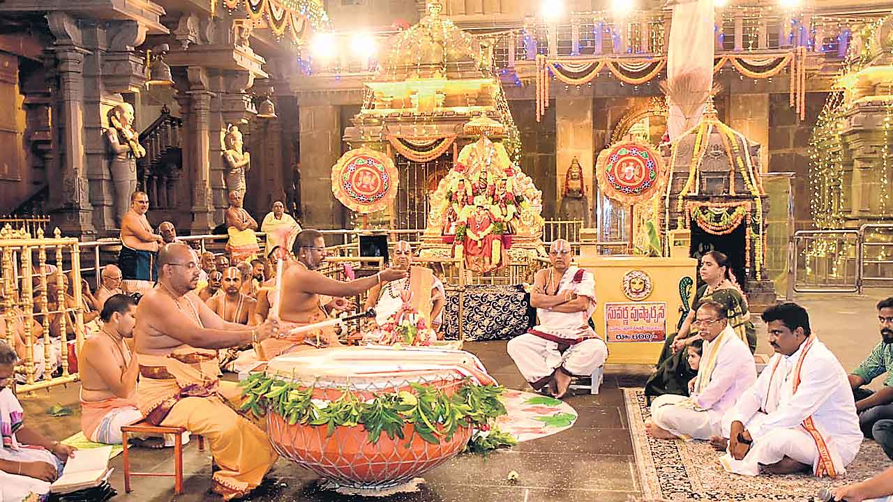 యాదగిరిగుట్టలో వైభవంగా ధ్వజారోహణం