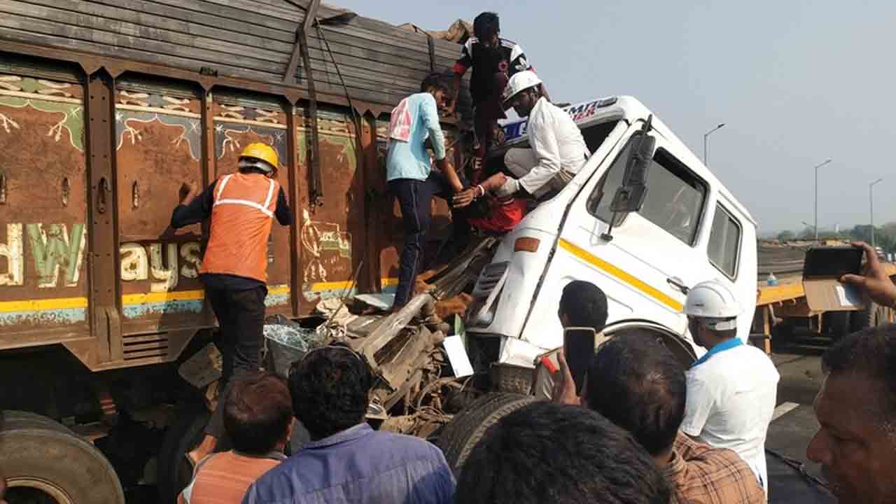 Road Accident | రెండు లారీలు ఢీ.. క్యాబిన్లో ఇరుక్కొని డ్రైవర్ 4 గంటలు నరకయాతన