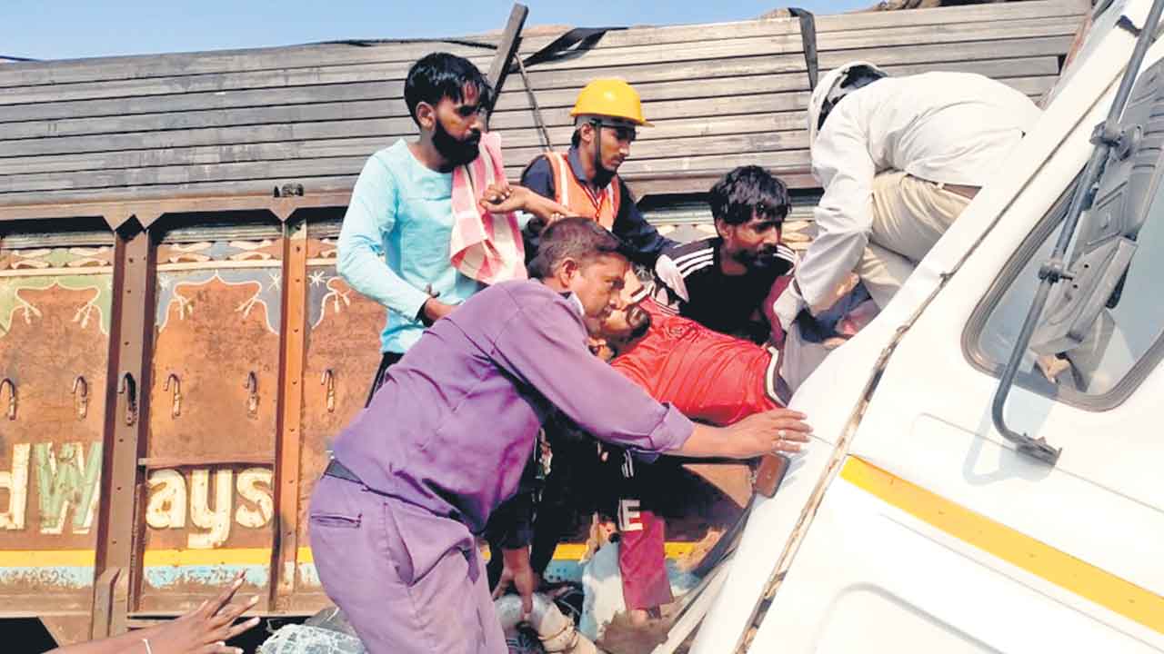 నాలుగు గంటలు నరకయాతన.. క్యాబిన్‌లో ఇరుక్కున్న డ్రైవర్‌