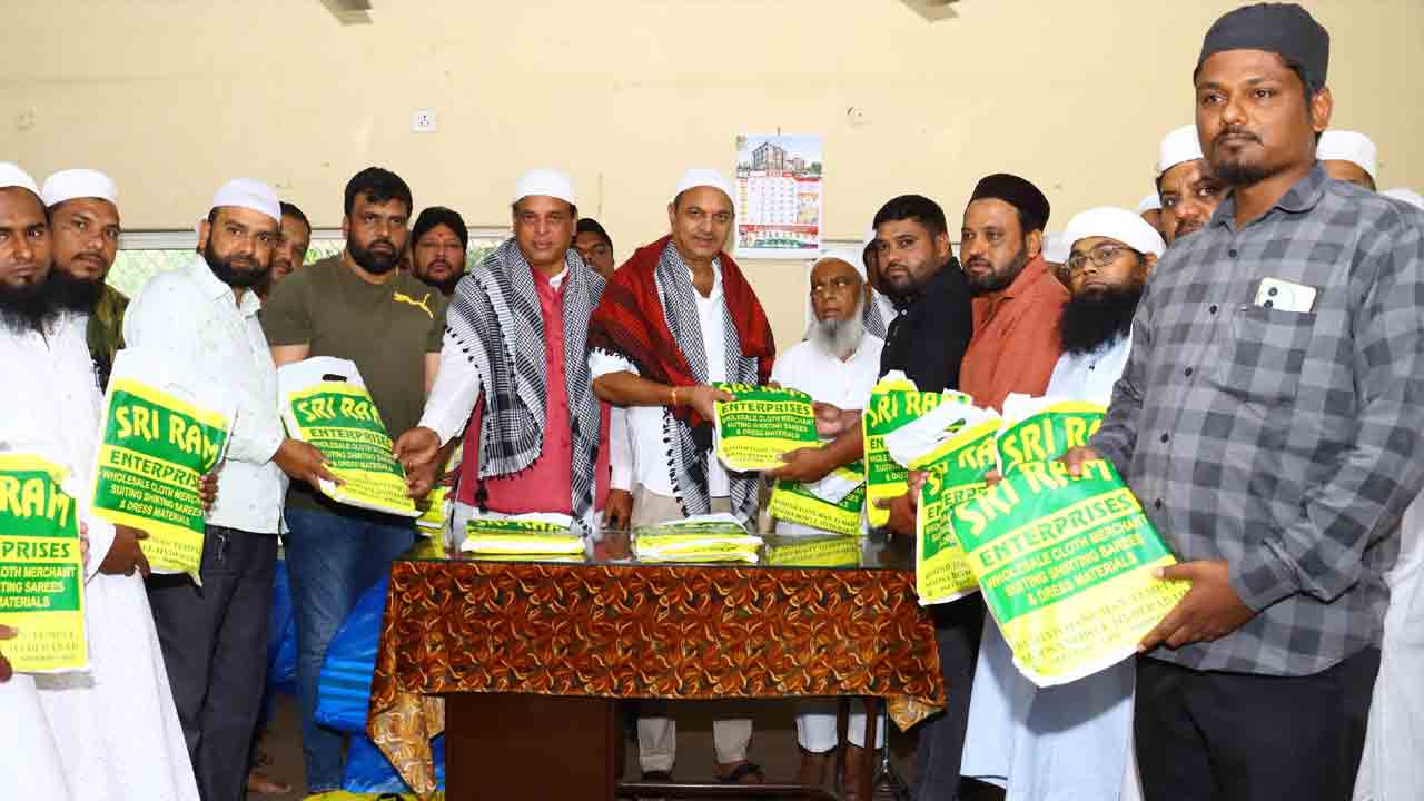 MLA Bandari Lakshma Reddy | రంజాన్ స్పెషల్‌.. ఇమామ్, మౌజంలకు దుస్తులు పంపిణీ చేసిన ఎమ్మెల్యే బండారి లక్ష్మారెడ్డి