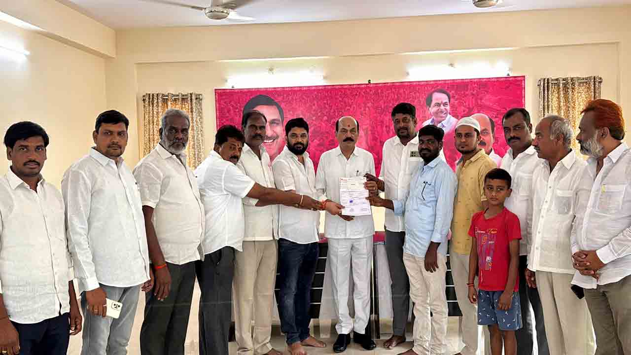 MLA Chinta Prabhakar | కార్యకర్తలకు అండగా బీఆర్‌ఎస్‌ పార్టీ.. బీమా చెక్కు పంపిణీలో ఎమ్మెల్యే చింతా ప్రభాకర్‌