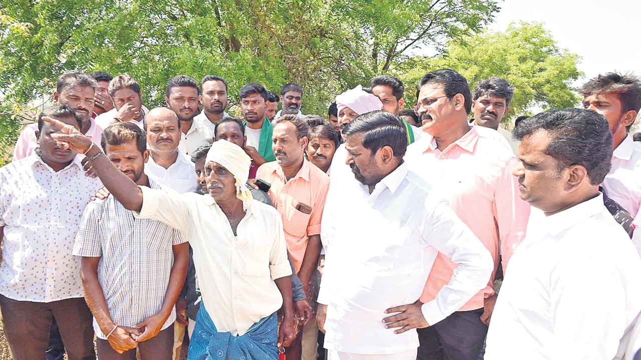 కాంగ్రెస్‌కు ఓటేసినందుకు చెంపలేసుకుంటున్నం