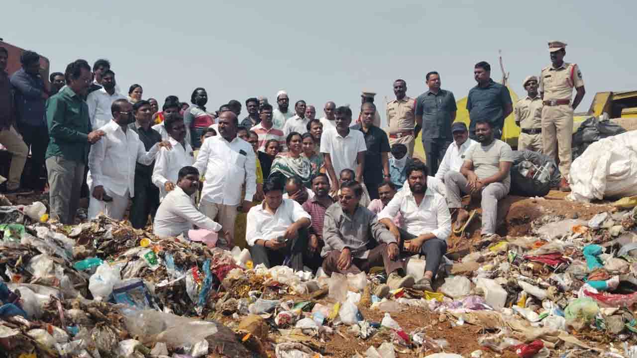 MLA Marri Rajashekar Reddy | డంపింగ్ యార్డ్‌గా హిందూ స్మశాన వాటిక.. చెత్తలో కూర్చొని ఎమ్మెల్యే మర్రి రాజశేఖర్ రెడ్డి నిరసన