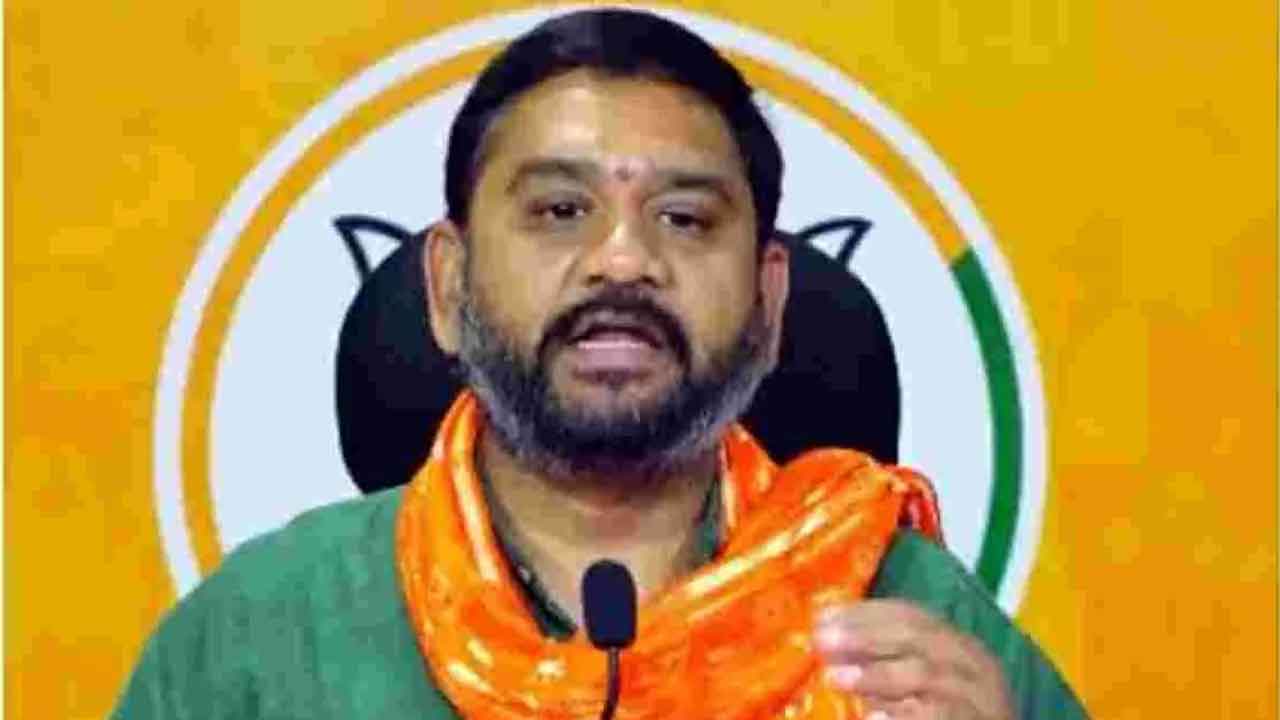 70 బార్లకు అనుమతి ఎలా ఇస్తరు?