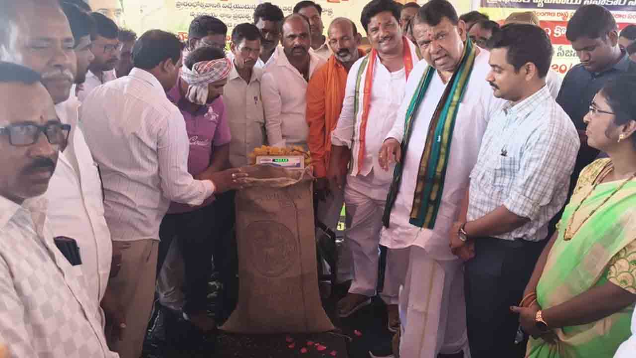 MLA Pocharam | ప్రభుత్వ ధాన్యం కొనుగోలు కేంద్రాన్ని ప్రారంభించిన ఎమ్మెల్యే పోచారం