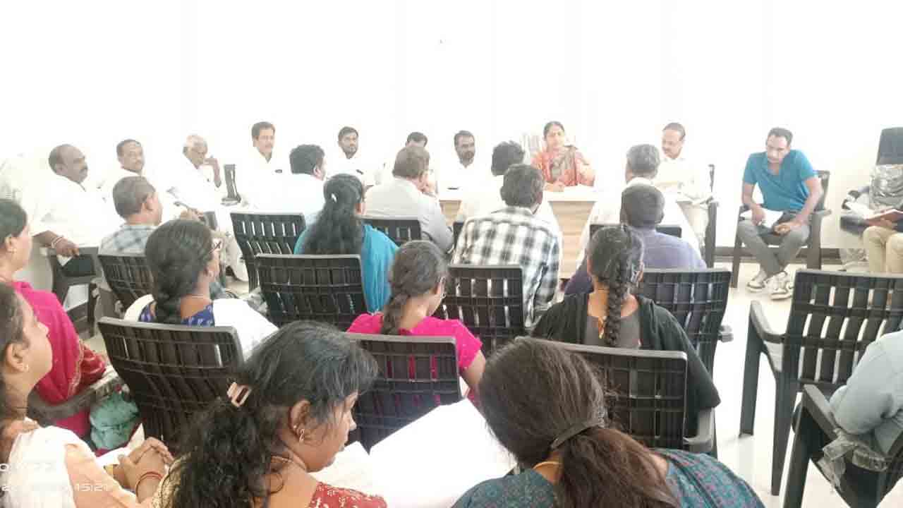 MLA Sunitha laxma Reddy | సమస్యలను నా దృష్టికి తీసుకురావాలి.. అక్రమ మట్టి రవాణాను అడ్డుకోండి : ఎమ్మెల్యే సునీతా లక్ష్మారెడ్డి