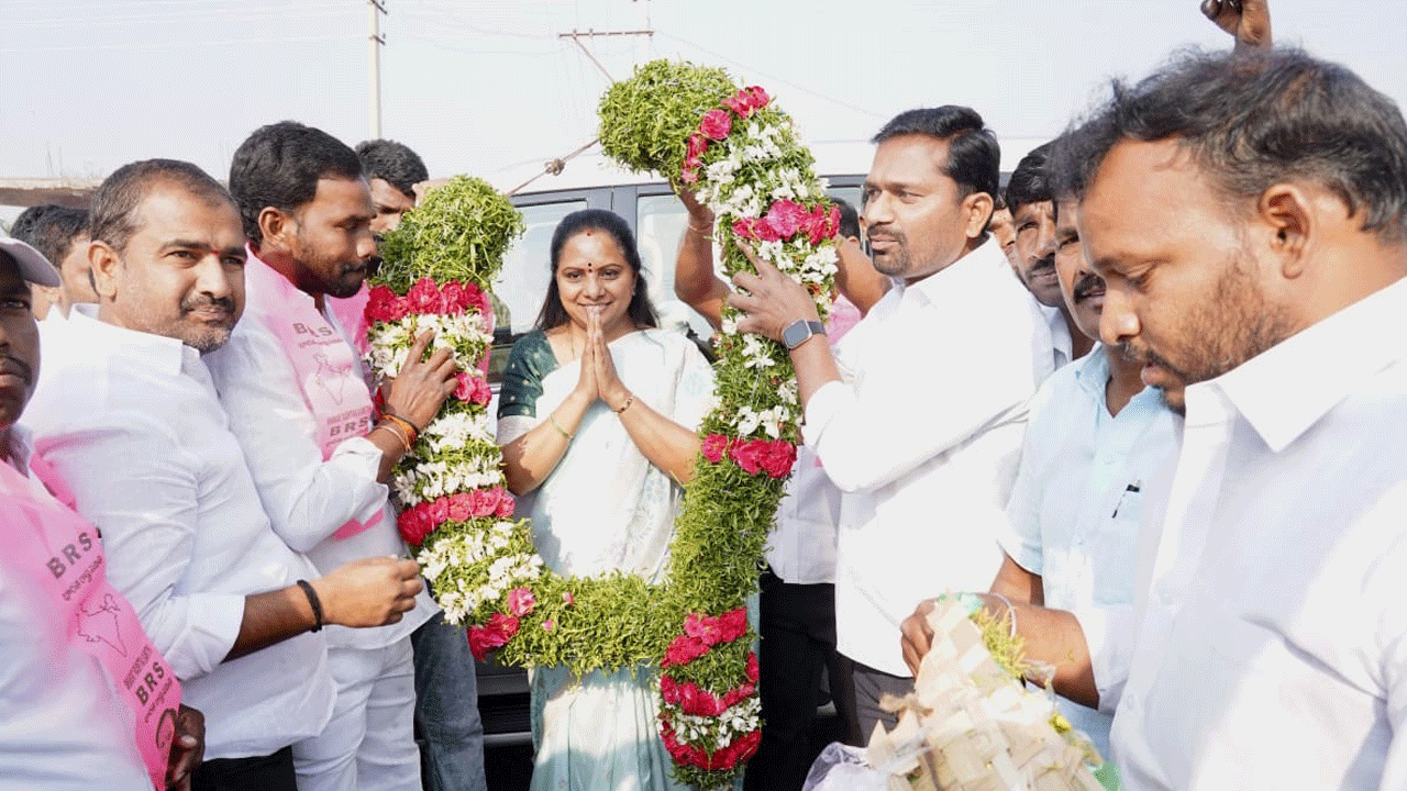 కవితకు నీరాజనం