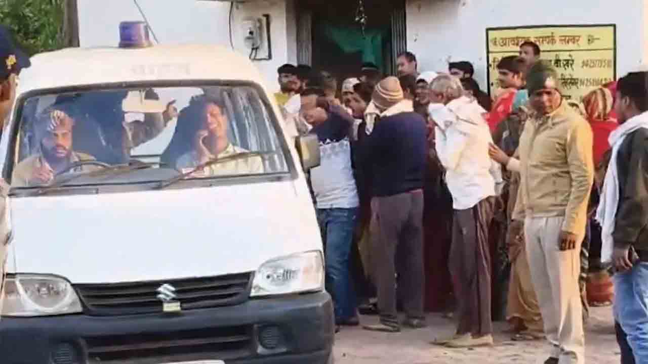 Road accident | వ్యాన్‌ను ఢీకొట్టిన లారీ.. 8 మంది దుర్మరణం..!