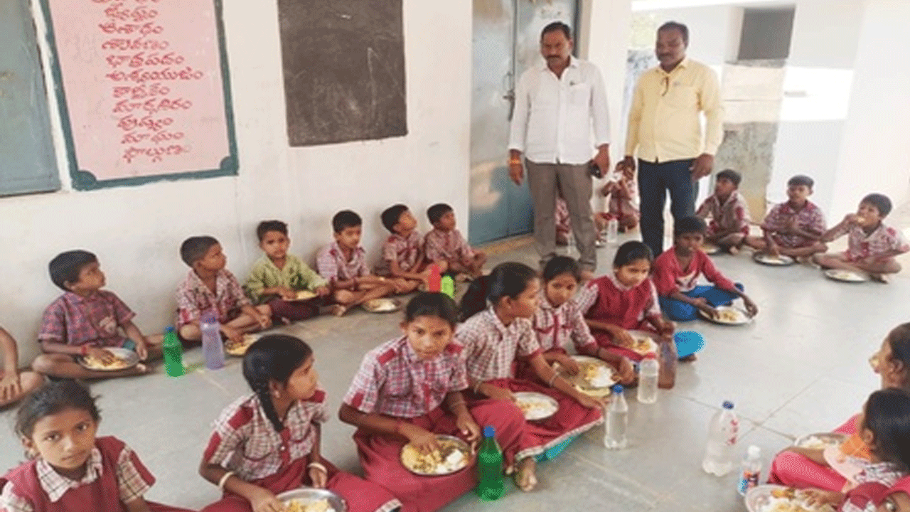 MPDO Visit | విద్యార్థులకు మెనూ ప్రకారం పౌష్టికాహారం అందించాలి : ఎంపీడీవో