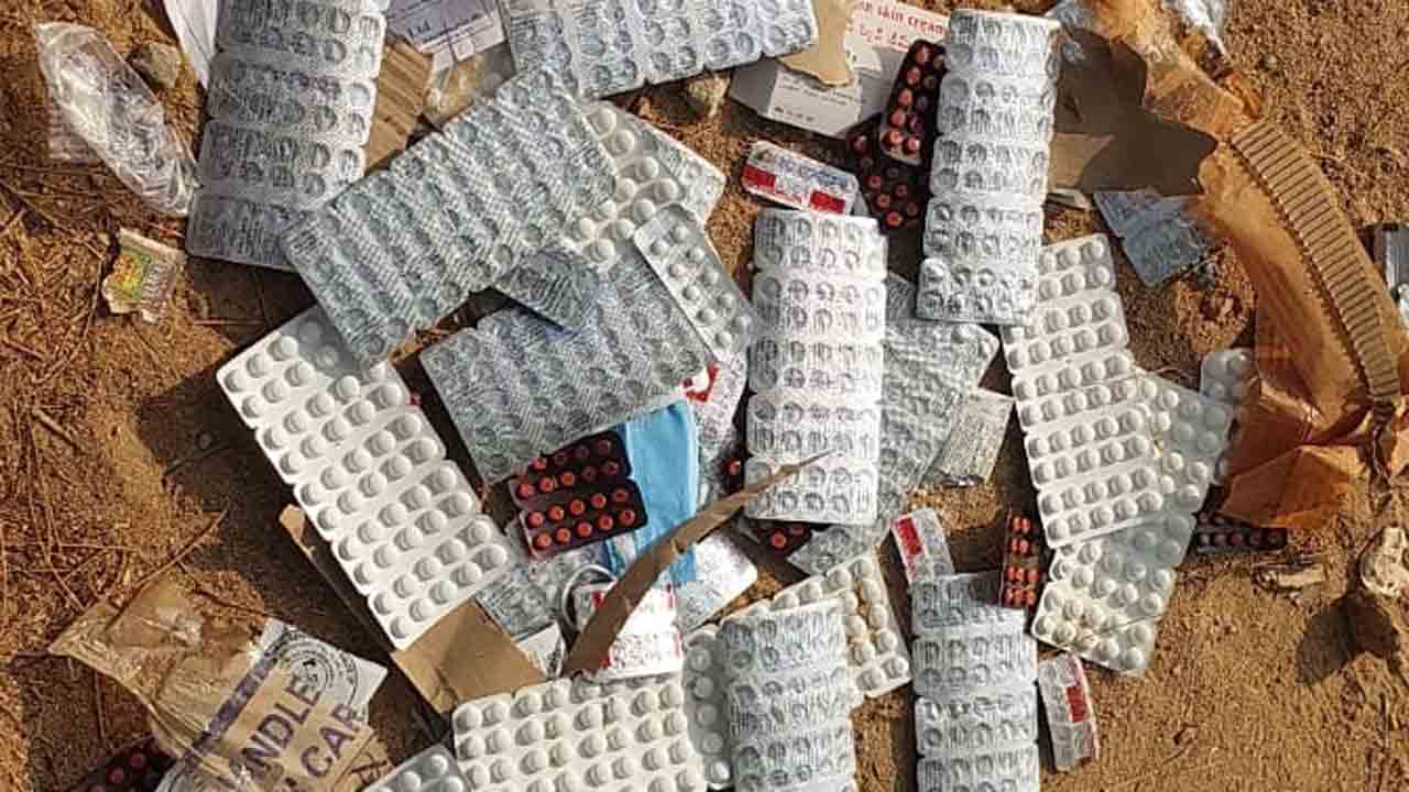 సీఎం సభాస్థలిలో సర్కారు మందుల పారబోత