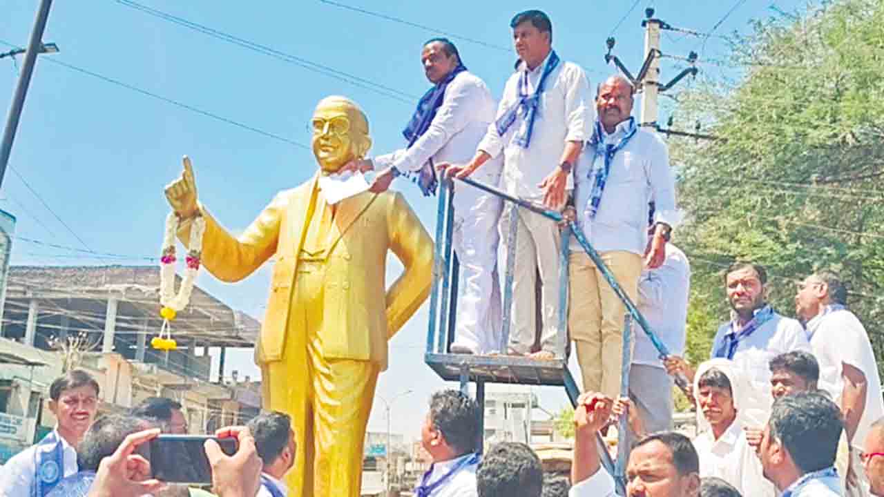 దళితబంధు ఇచ్చే వరకు పోరాటం
