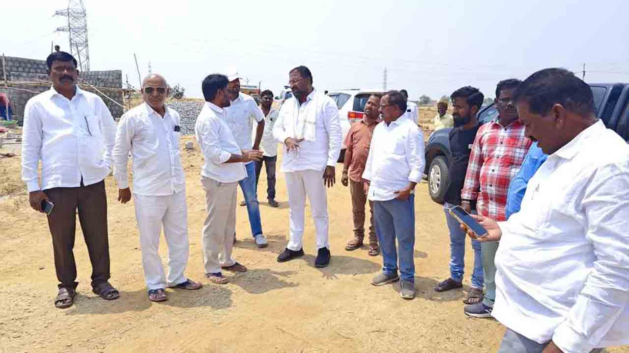 Integrated School | ఇంటిగ్రేటెడ్ స్కూల్ నిర్మాణం కోసం స్థలాన్ని పరిశీలించిన ఎమ్మెల్యే శ్రీహరి