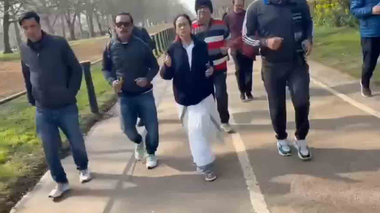 Mamata Banerjee | లండన్‌ పార్క్‌లో చీర, రబ్బరు చెప్పులతో దీదీ జాగింగ్‌.. వీడియో వైరల్‌