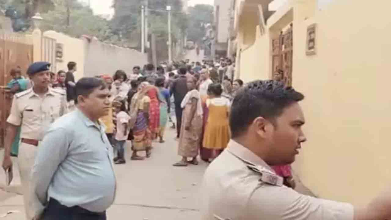 Man’s Body In Classroom | క్లాస్‌రూమ్‌లో రక్తంతో తడిసిన యువకుడి మృతదేహం.. ఆ   ప్రాంతంలో ఉద్రిక్తత