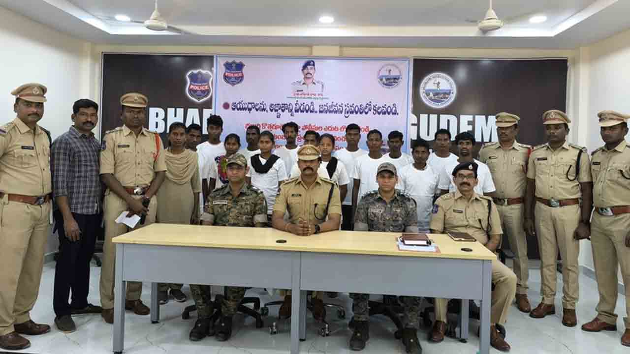 Maoists | మనుగడ ఉండదని.. లొంగిపోయిన 14 మంది మావోయిస్టు పార్టీ సభ్యులు : ఎస్పీ రోహిత్ రాజు