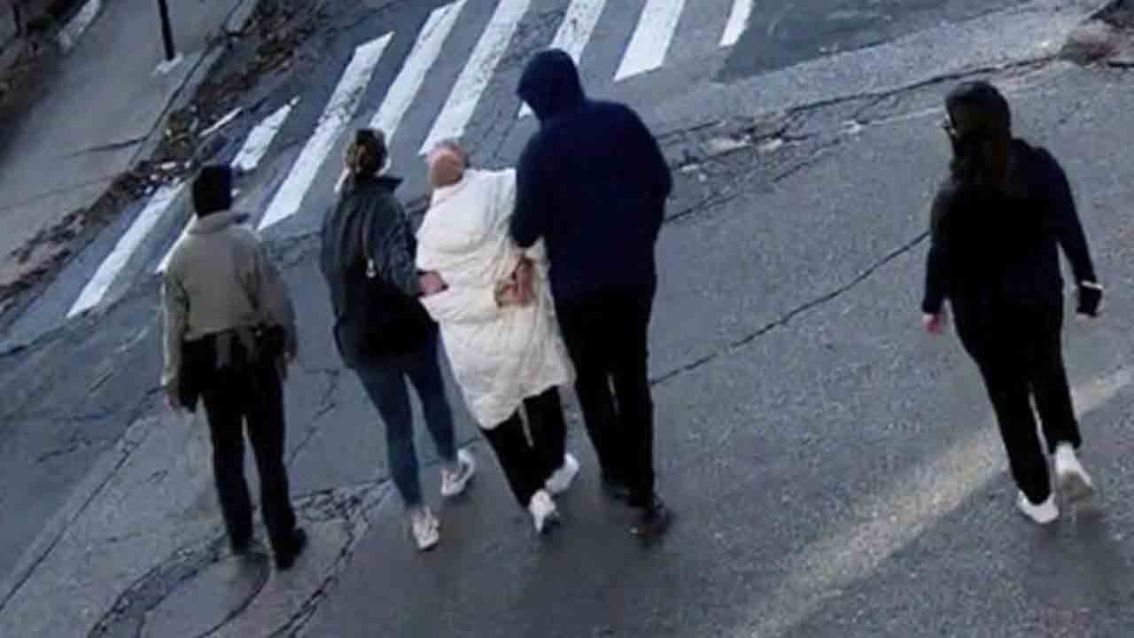 America | యూఎస్‌లో అంతర్జాతీయ విద్యార్థినికి బేడీలు వేసి తీసుకెళ్లిన అధికారులు.. వీడియో వైరల్‌