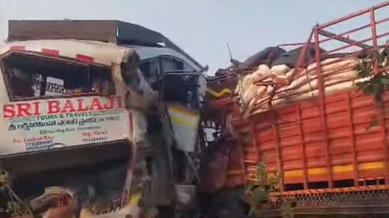 Medak | ఆగివున్న టూరిస్టు బస్సును ఢీకొట్టిన డీసీఎం.. ఇద్దరు మహిళలు మృతి