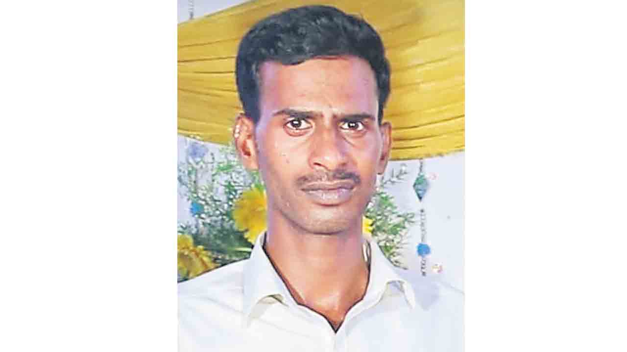 పంచాయతీ ఉద్యోగి ఆత్మహత్య