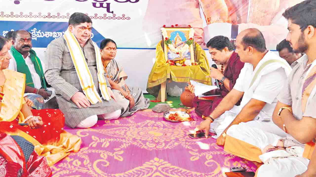 ప్రజలు సుఖసంతోషాలతో గడపాలి