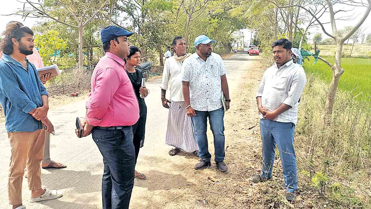 ఎండిపోతున్న పొలాల పరిశీలన