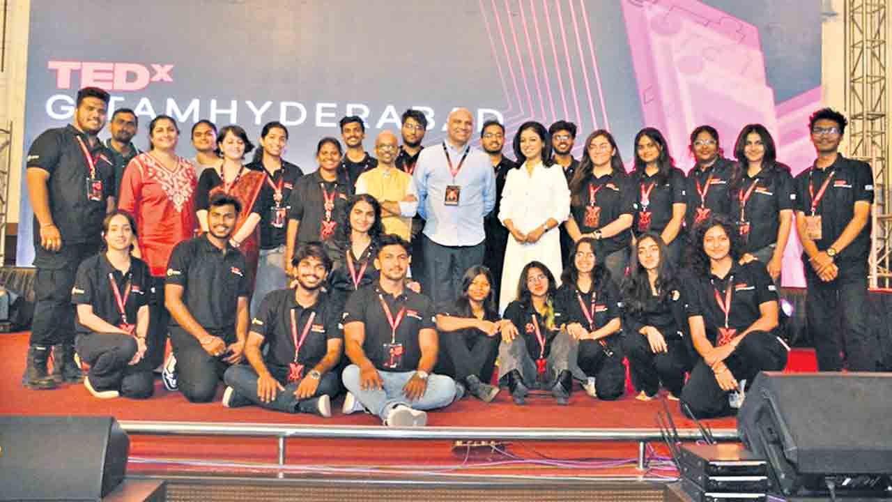 నైతిక విలువలను పాఠ్యాంశాల్లో చేర్చాలి