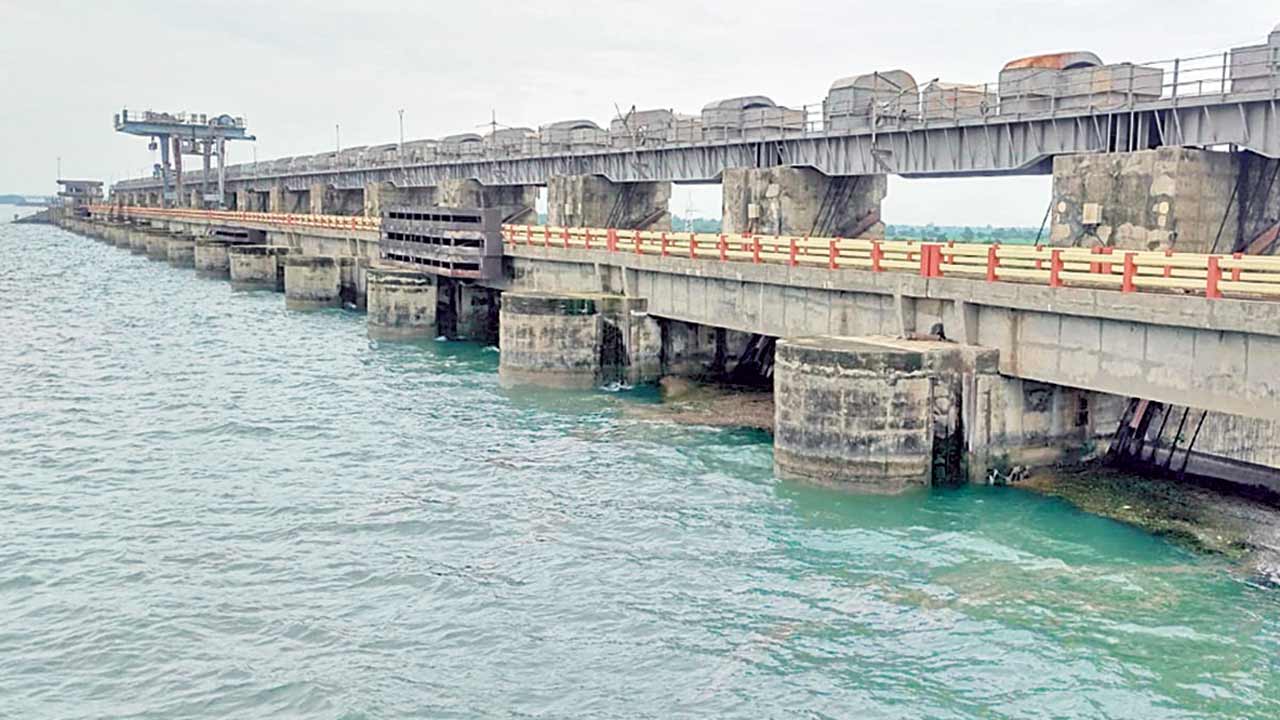 ప్రాజెక్టులు నిండుగా ఉన్నా… అందని సాగునీరు