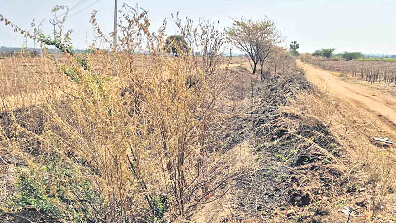 కాంగ్రెసొచ్చింది.. కాల్వ మూసుకుపోయింది