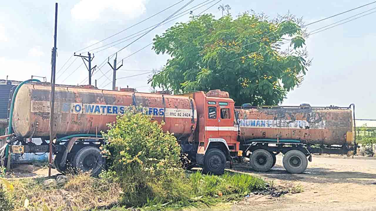 మళ్లీ రోడ్లపైకి నీటి ట్యాంకర్లు.. జోరుగా నీటి దందా..!