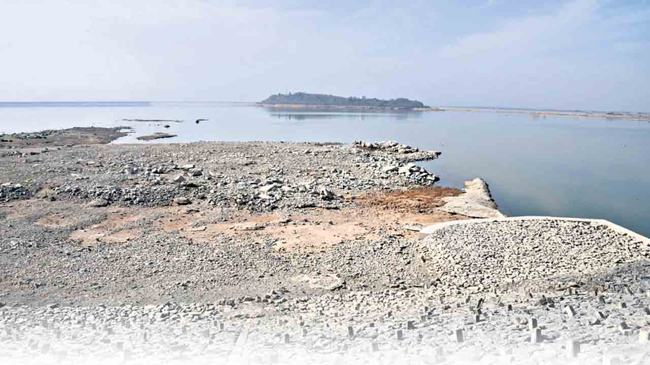 అడుగంటిన ఆశలు