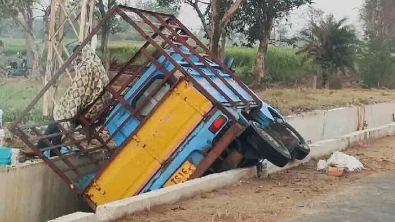 Milk Van | పాలన్నీ డ్రైనేజీ పాలు