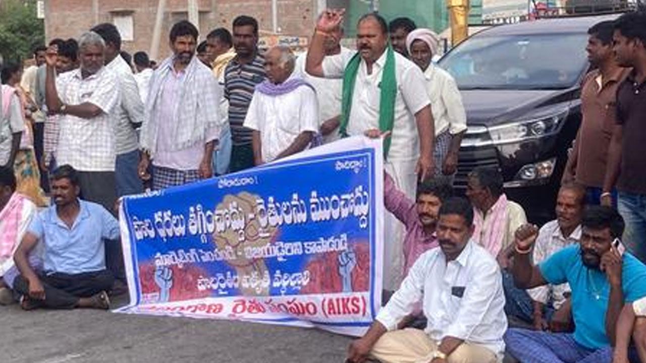 Nagarkurnool | చేతకాకపోతే గద్దె దిగండి.. కాంగ్రెస్ ప్రభుత్వంపై విరుచుకుపడ్డ పాడి రైతులు