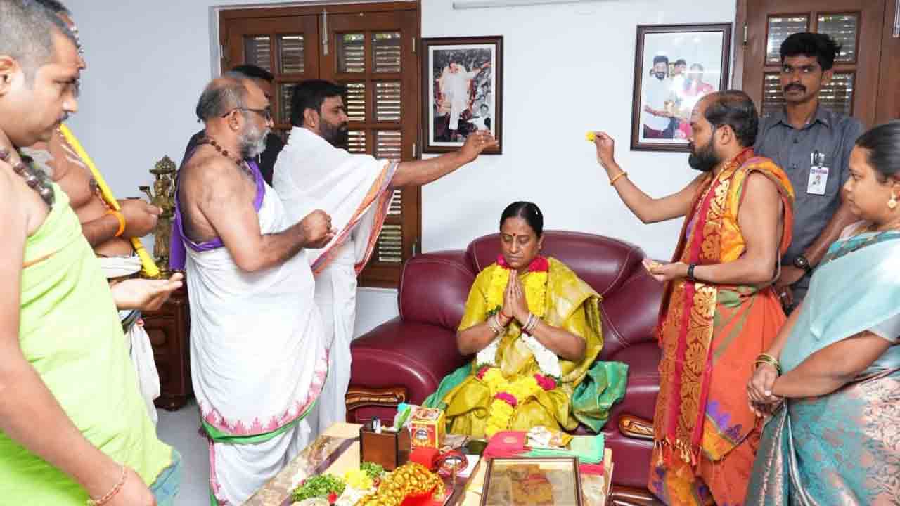 Minister Konda Surekha | ఉగాది సందర్భంగా మంత్రి కొండా సురేఖకు వేద పండితుల ఆశీర్వచనం