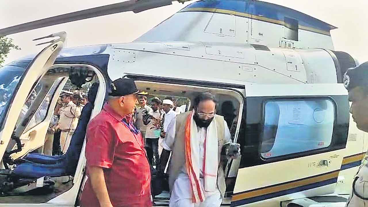 హెలికాప్టరా.. పల్లెవెలుగు బస్సా?.. ఉత్తమ్‌ నాన్‌స్టాప్‌!!