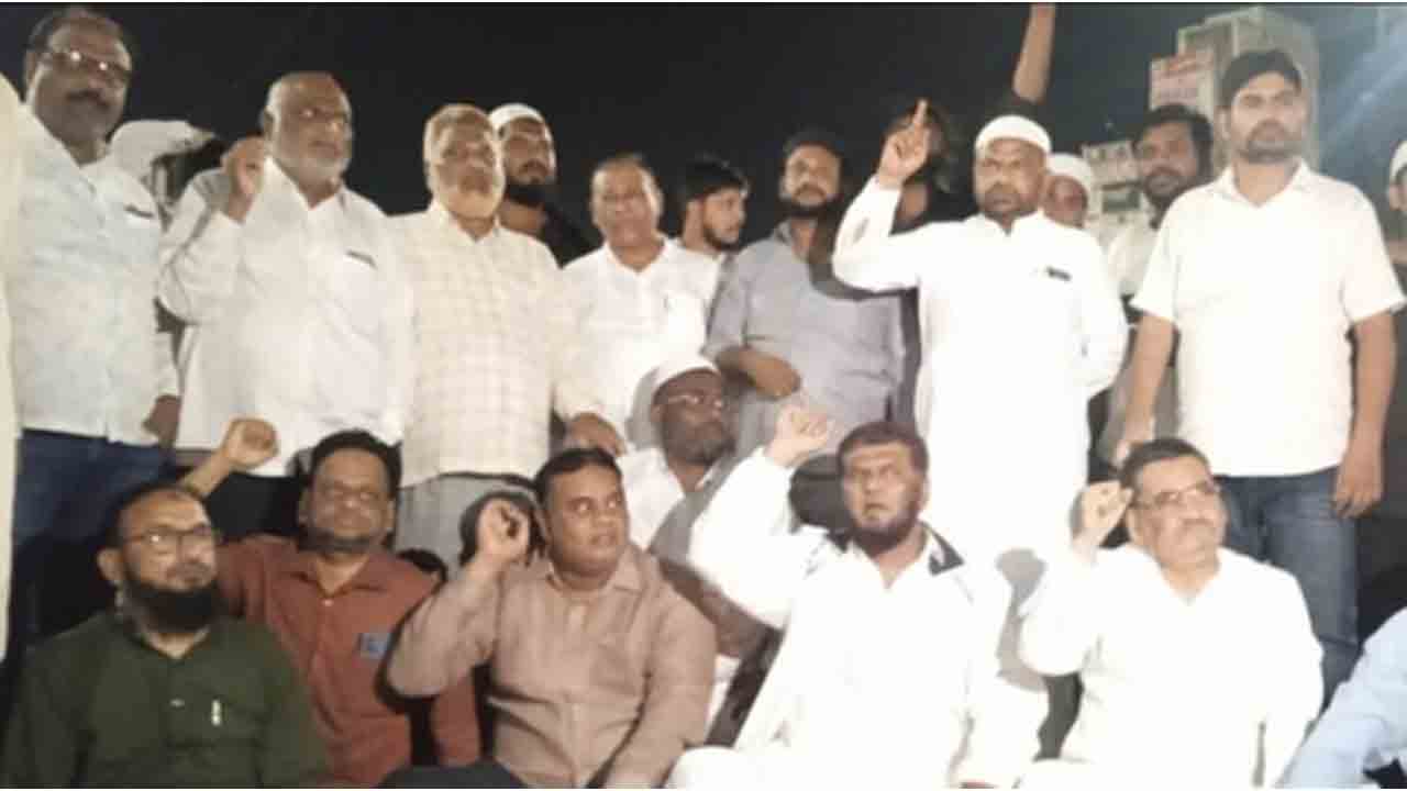 Minority Leaders Protest | షబ్బీర్అలీకి ఎమ్మెల్సీ టికెట్ ఇవ్వాలని మైనార్టీ నాయకుల నిరసన