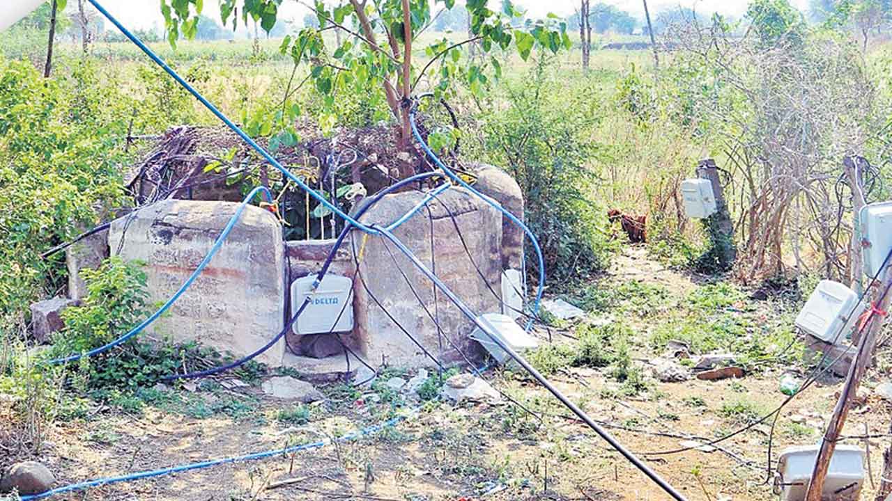 చేద బావులే దిక్కు!.. బస్వన్నపల్లిలో తాగునీటి కష్టాలు
